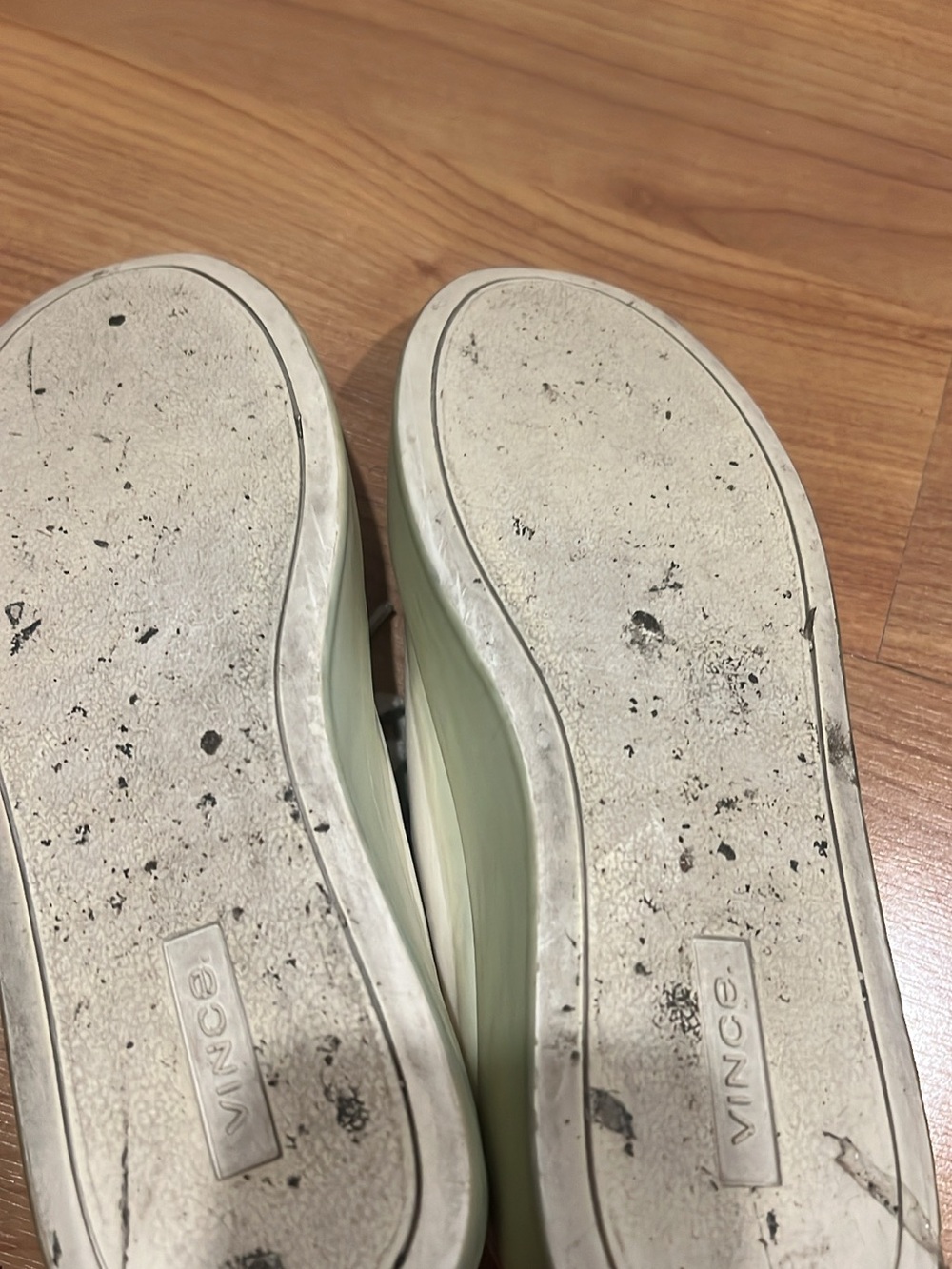 AUTHENTHIC VINCE women’s 5.5 shoes. - Picture 16 of 16